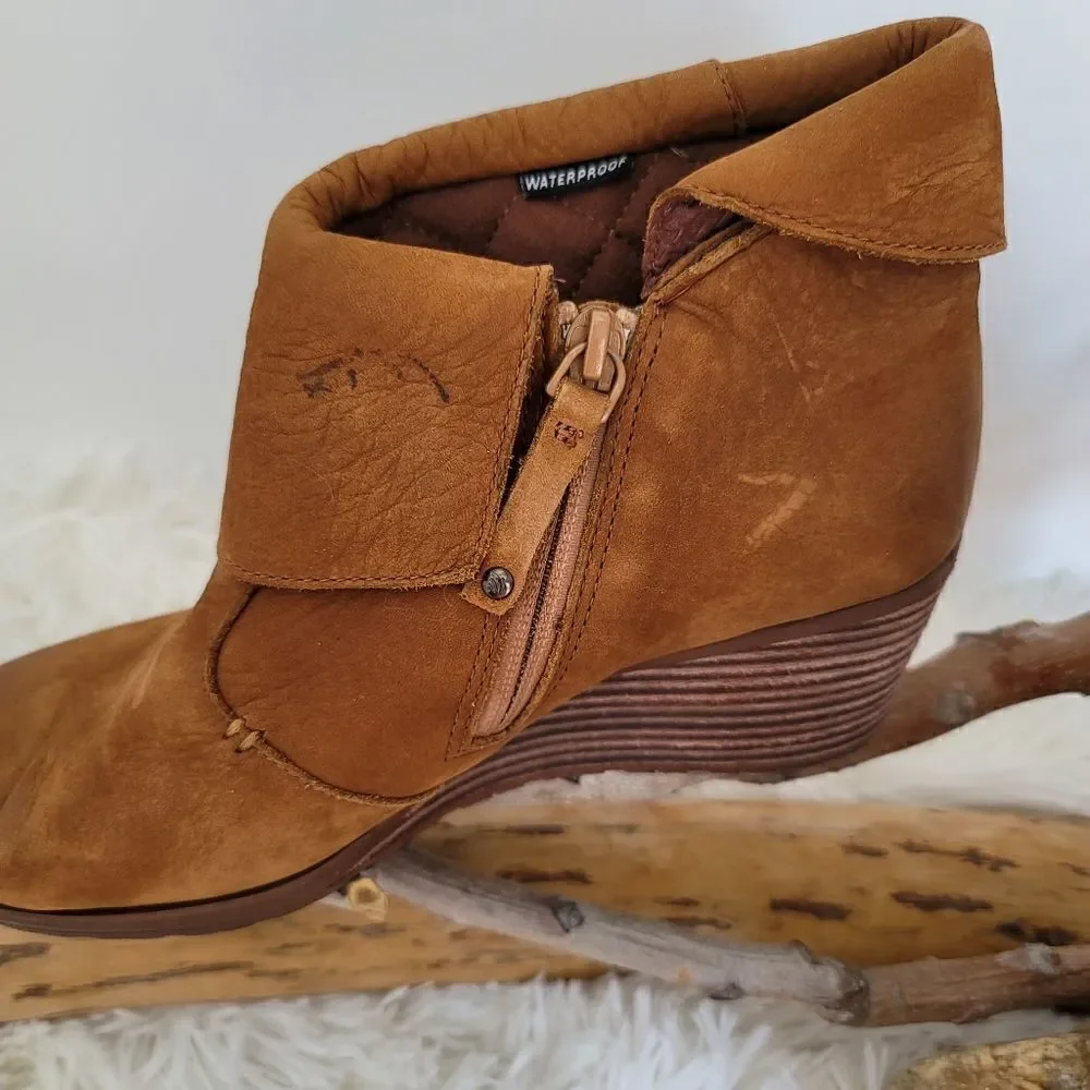 The northface Bridgeton wedge booties size 9 (K)
